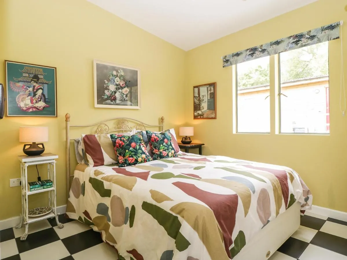 Lulu Logs Villa Bristol Holiday home